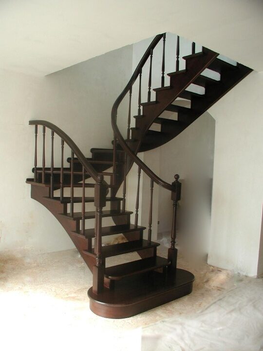 Открытая лестница из сосны на косоурах